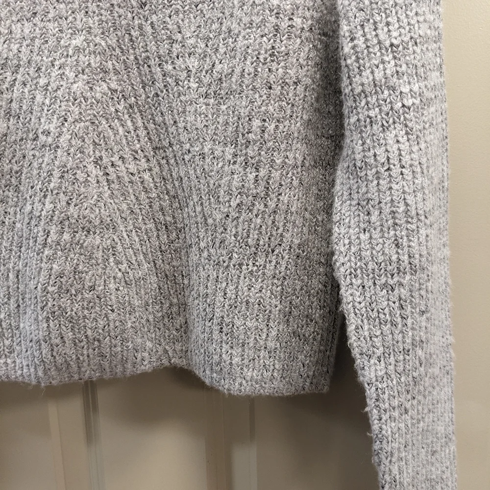 Garage Cropped V-neck Relaxed Fit Sweater- size P/small